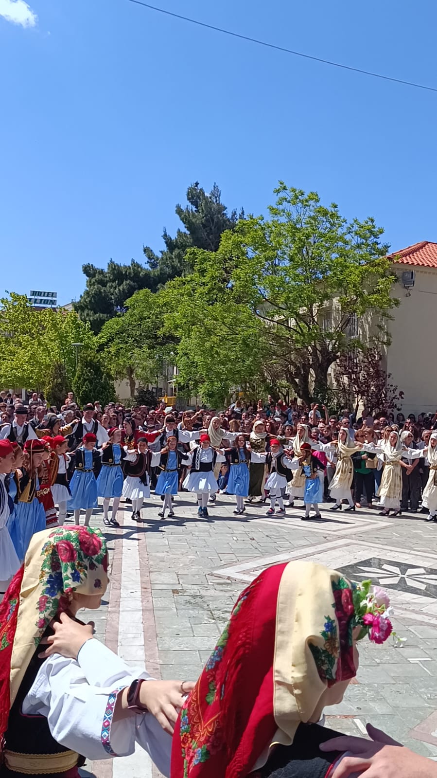 Παραδοσιακός χορός στην πλατεία των Βιλίων μετά την επιστροφή της εικόνας του Αγίου Γεωργίου